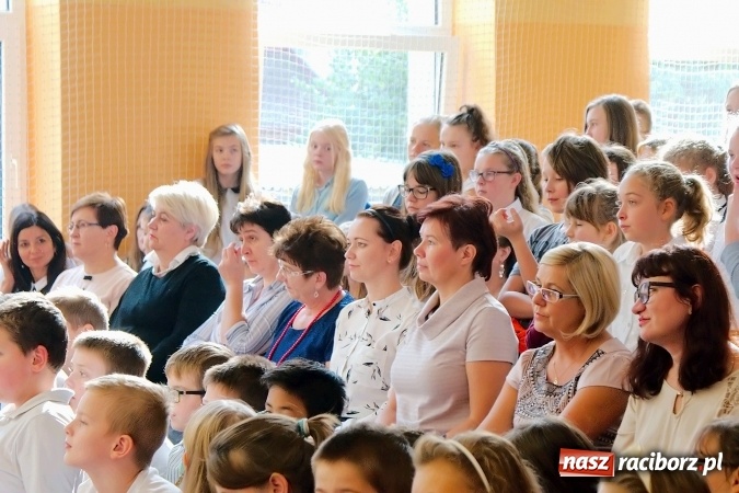 Zdjęcie w galerii na portalu naszraciborz.pl: Koncert życzeń z okazji Dnia Nauczyciela w SP13 wiadomości z regionu