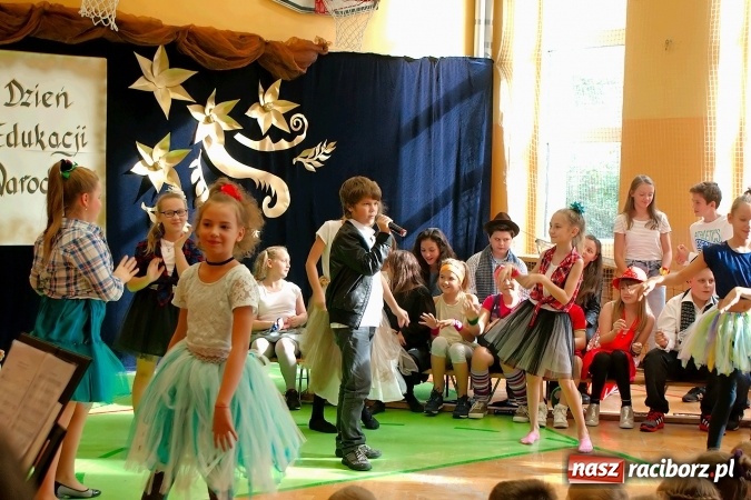 Zdjęcie w galerii na portalu naszraciborz.pl: Koncert życzeń z okazji Dnia Nauczyciela w SP13 wiadomości z regionu