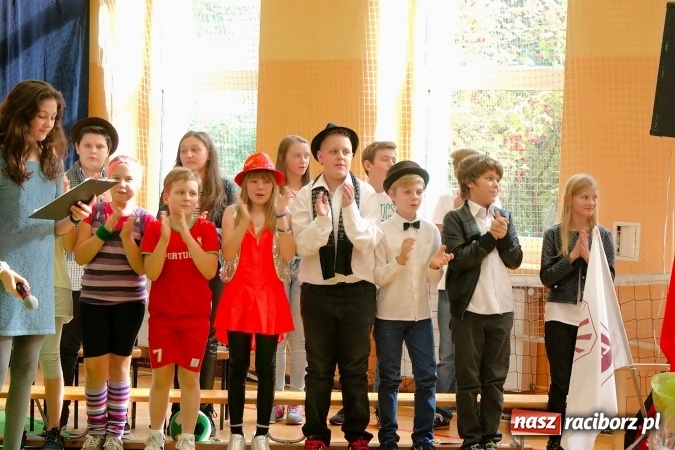 Zdjęcie w galerii na portalu naszraciborz.pl: Koncert życzeń z okazji Dnia Nauczyciela w SP13 wiadomości z regionu