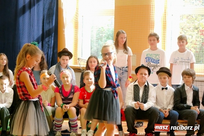 Zdjęcie w galerii na portalu naszraciborz.pl: Koncert życzeń z okazji Dnia Nauczyciela w SP13 wiadomości z regionu