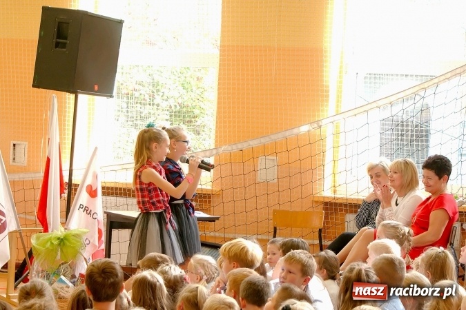 Zdjęcie w galerii na portalu naszraciborz.pl: Koncert życzeń z okazji Dnia Nauczyciela w SP13 wiadomości z regionu