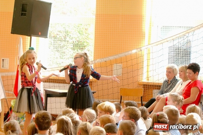 Zdjęcie w galerii na portalu naszraciborz.pl: Koncert życzeń z okazji Dnia Nauczyciela w SP13 wiadomości z regionu