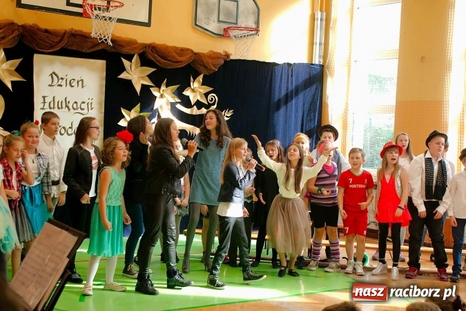 Zdjęcie w galerii na portalu naszraciborz.pl: Koncert życzeń z okazji Dnia Nauczyciela w SP13 wiadomości z regionu