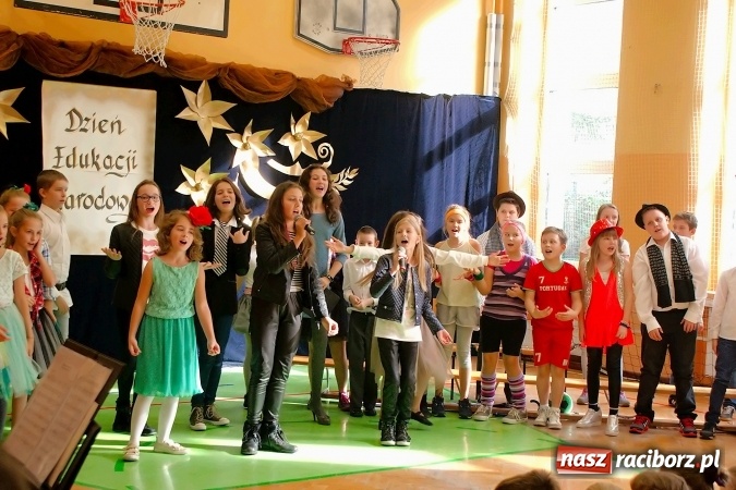 Zdjęcie w galerii na portalu naszraciborz.pl: Koncert życzeń z okazji Dnia Nauczyciela w SP13 wiadomości z regionu