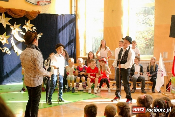 Zdjęcie w galerii na portalu naszraciborz.pl: Koncert życzeń z okazji Dnia Nauczyciela w SP13 wiadomości z regionu