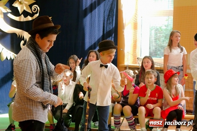 Zdjęcie w galerii na portalu naszraciborz.pl: Koncert życzeń z okazji Dnia Nauczyciela w SP13 wiadomości z regionu