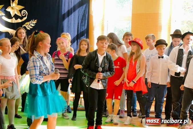 Zdjęcie w galerii na portalu naszraciborz.pl: Koncert życzeń z okazji Dnia Nauczyciela w SP13 wiadomości z regionu