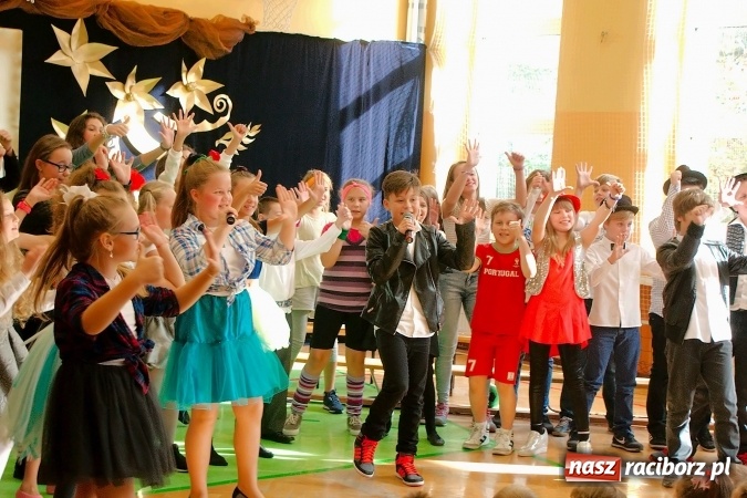 Zdjęcie w galerii na portalu naszraciborz.pl: Koncert życzeń z okazji Dnia Nauczyciela w SP13 wiadomości z regionu