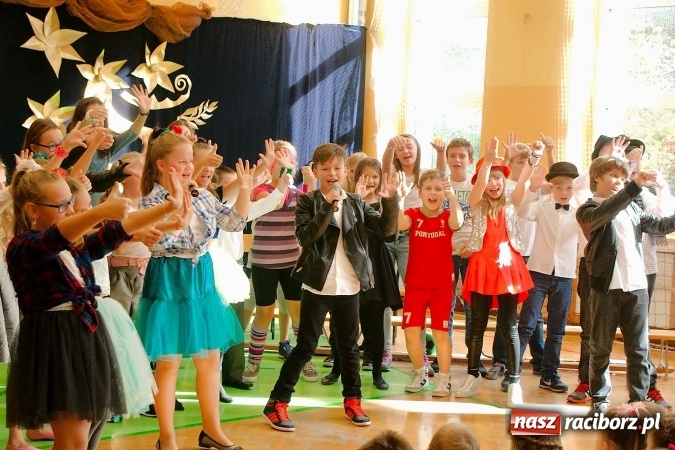 Zdjęcie w galerii na portalu naszraciborz.pl: Koncert życzeń z okazji Dnia Nauczyciela w SP13 wiadomości z regionu