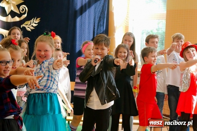 Zdjęcie w galerii na portalu naszraciborz.pl: Koncert życzeń z okazji Dnia Nauczyciela w SP13 wiadomości z regionu