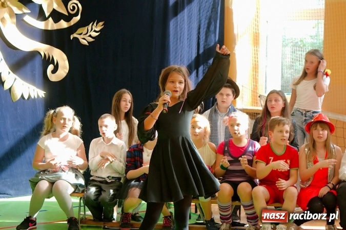 Zdjęcie w galerii na portalu naszraciborz.pl: Koncert życzeń z okazji Dnia Nauczyciela w SP13 wiadomości z regionu