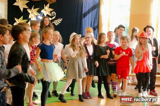 Zdjęcie w galerii na portalu naszraciborz.pl: Koncert życzeń z okazji Dnia Nauczyciela w SP13 wiadomości z regionu