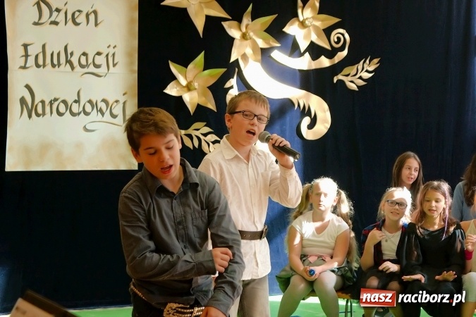 Zdjęcie w galerii na portalu naszraciborz.pl: Koncert życzeń z okazji Dnia Nauczyciela w SP13 wiadomości z regionu