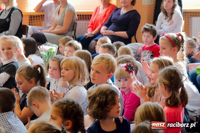 Zdjęcie w galerii na portalu naszraciborz.pl: Koncert życzeń z okazji Dnia Nauczyciela w SP13 wiadomości z regionu