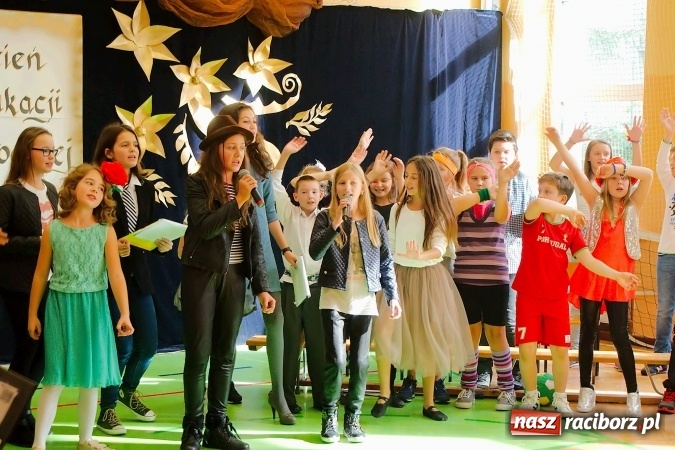 Zdjęcie w galerii na portalu naszraciborz.pl: Koncert życzeń z okazji Dnia Nauczyciela w SP13 wiadomości z regionu