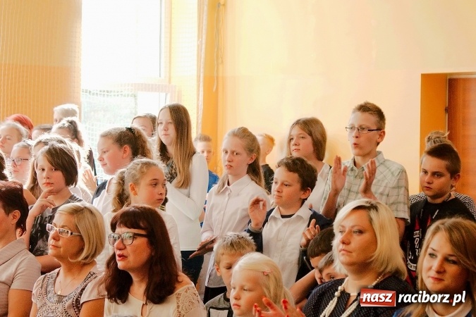 Zdjęcie w galerii na portalu naszraciborz.pl: Koncert życzeń z okazji Dnia Nauczyciela w SP13 wiadomości z regionu
