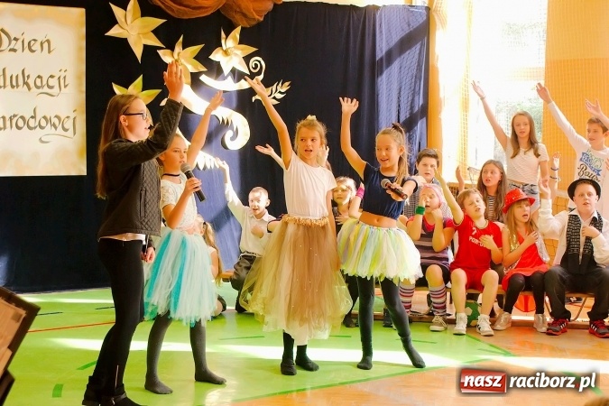 Zdjęcie w galerii na portalu naszraciborz.pl: Koncert życzeń z okazji Dnia Nauczyciela w SP13 wiadomości z regionu