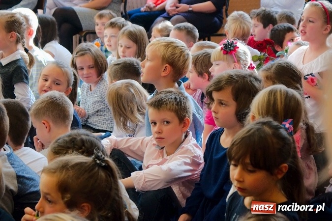 Zdjęcie w galerii na portalu naszraciborz.pl: Koncert życzeń z okazji Dnia Nauczyciela w SP13 wiadomości z regionu