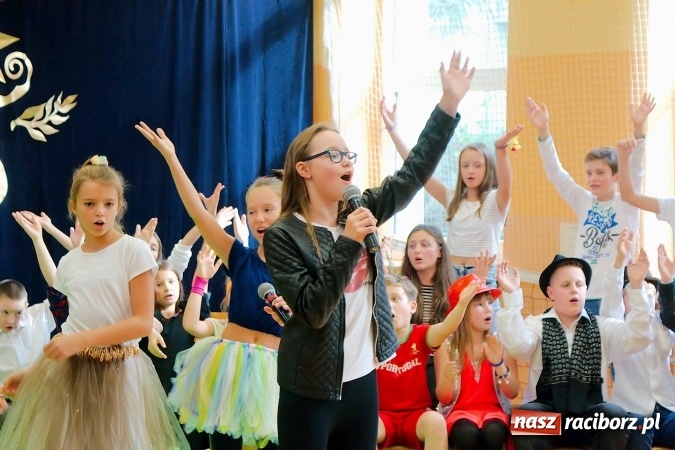 Zdjęcie w galerii na portalu naszraciborz.pl: Koncert życzeń z okazji Dnia Nauczyciela w SP13 wiadomości z regionu