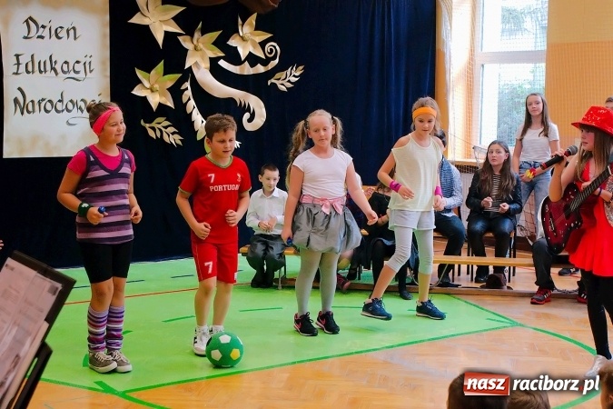 Zdjęcie w galerii na portalu naszraciborz.pl: Koncert życzeń z okazji Dnia Nauczyciela w SP13 wiadomości z regionu