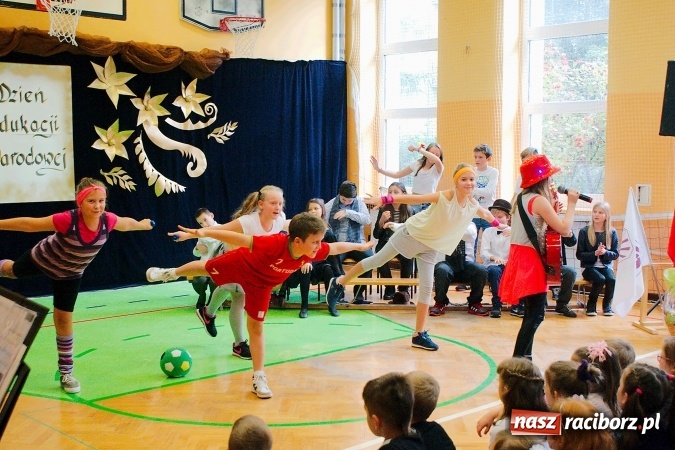 Zdjęcie w galerii na portalu naszraciborz.pl: Koncert życzeń z okazji Dnia Nauczyciela w SP13 wiadomości z regionu