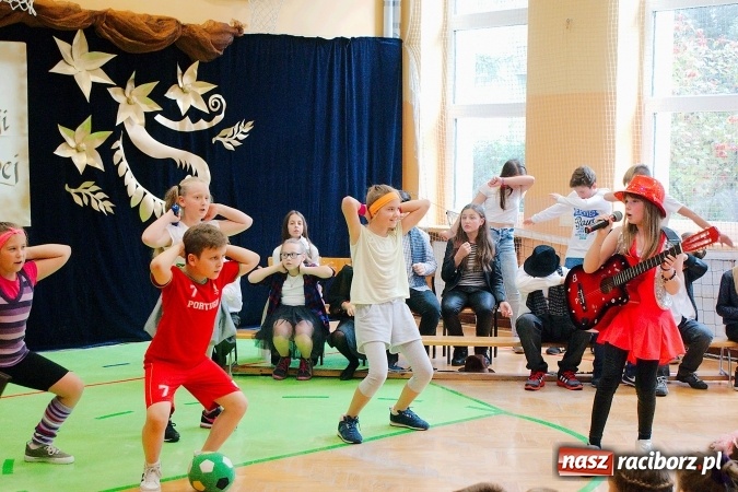 Zdjęcie w galerii na portalu naszraciborz.pl: Koncert życzeń z okazji Dnia Nauczyciela w SP13 wiadomości z regionu