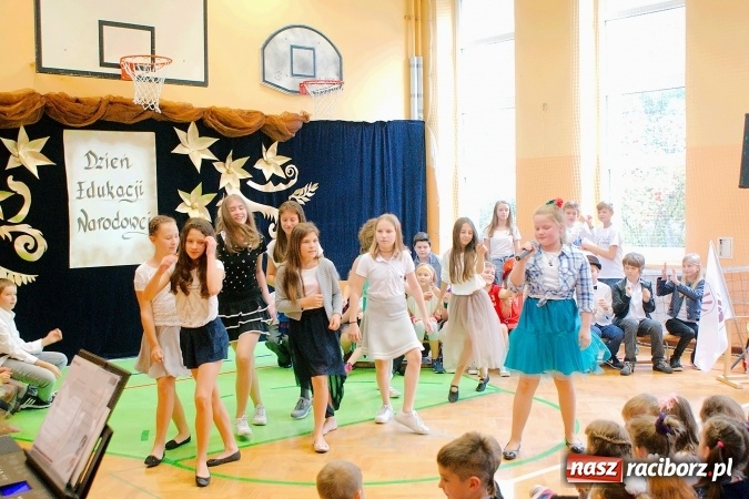 Zdjęcie w galerii na portalu naszraciborz.pl: Koncert życzeń z okazji Dnia Nauczyciela w SP13 wiadomości z regionu