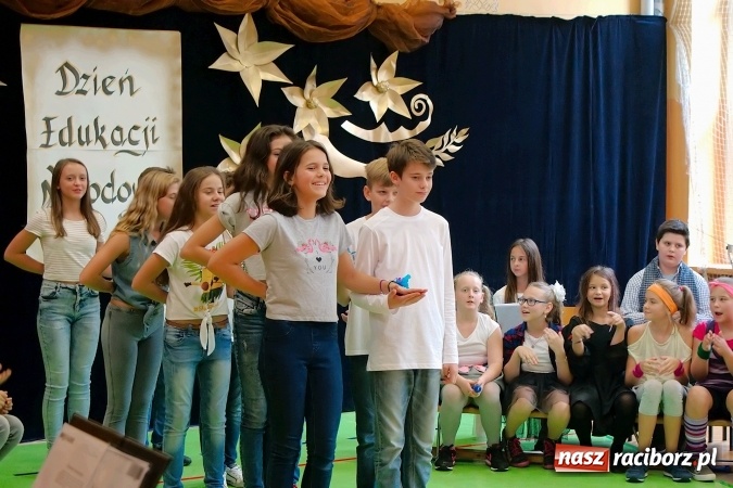 Zdjęcie w galerii na portalu naszraciborz.pl: Koncert życzeń z okazji Dnia Nauczyciela w SP13 wiadomości z regionu