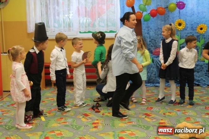 Zdjęcie w galerii na portalu naszraciborz.pl: Uroczyste pasowanie w Przedszkolu im. Kubusia Puchatka w Raciborzu-Sudole wiadomości z regionu