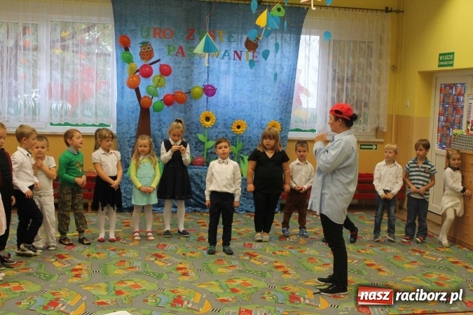 Zdjęcie w galerii na portalu naszraciborz.pl: Uroczyste pasowanie w Przedszkolu im. Kubusia Puchatka w Raciborzu-Sudole wiadomości z regionu