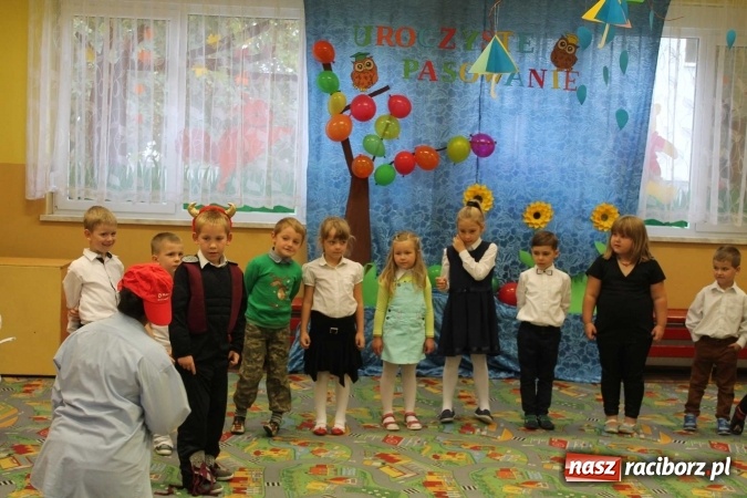 Zdjęcie w galerii na portalu naszraciborz.pl: Uroczyste pasowanie w Przedszkolu im. Kubusia Puchatka w Raciborzu-Sudole wiadomości z regionu