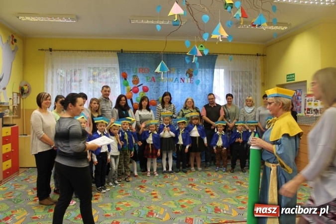 Zdjęcie w galerii na portalu naszraciborz.pl: Uroczyste pasowanie w Przedszkolu im. Kubusia Puchatka w Raciborzu-Sudole wiadomości z regionu