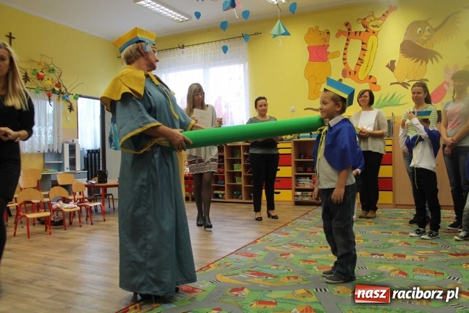 Zdjęcie w galerii na portalu naszraciborz.pl: Uroczyste pasowanie w Przedszkolu im. Kubusia Puchatka w Raciborzu-Sudole wiadomości z regionu