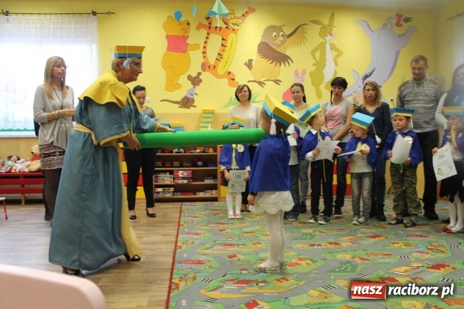 Zdjęcie w galerii na portalu naszraciborz.pl: Uroczyste pasowanie w Przedszkolu im. Kubusia Puchatka w Raciborzu-Sudole wiadomości z regionu