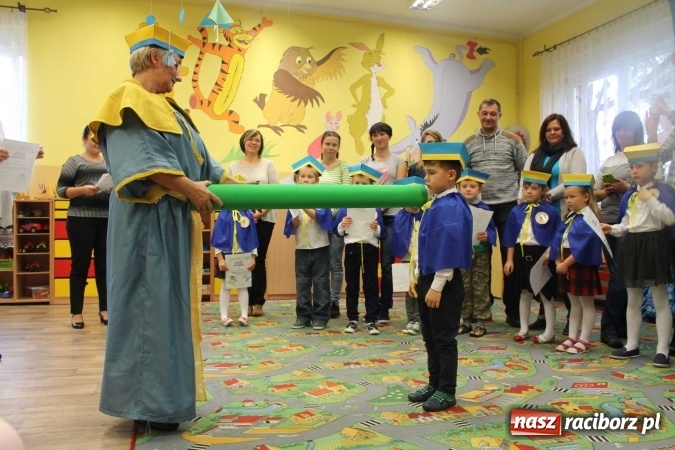 Zdjęcie w galerii na portalu naszraciborz.pl: Uroczyste pasowanie w Przedszkolu im. Kubusia Puchatka w Raciborzu-Sudole wiadomości z regionu