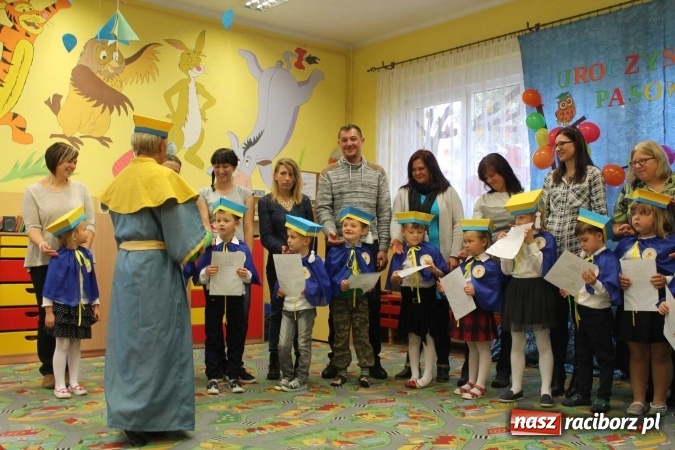 Zdjęcie w galerii na portalu naszraciborz.pl: Uroczyste pasowanie w Przedszkolu im. Kubusia Puchatka w Raciborzu-Sudole wiadomości z regionu