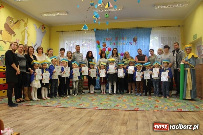 Zdjęcie w galerii na portalu naszraciborz.pl: Uroczyste pasowanie w Przedszkolu im. Kubusia Puchatka w Raciborzu-Sudole wiadomości z regionu