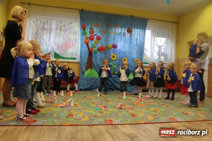 Zdjęcie w galerii na portalu naszraciborz.pl: Uroczyste pasowanie w Przedszkolu im. Kubusia Puchatka w Raciborzu-Sudole wiadomości z regionu