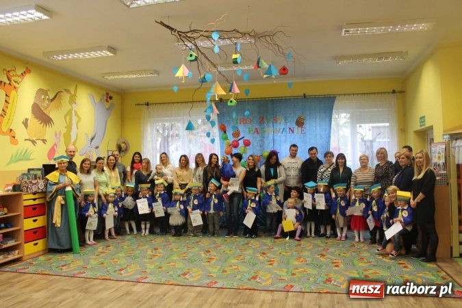 Zdjęcie w galerii na portalu naszraciborz.pl: Uroczyste pasowanie w Przedszkolu im. Kubusia Puchatka w Raciborzu-Sudole wiadomości z regionu