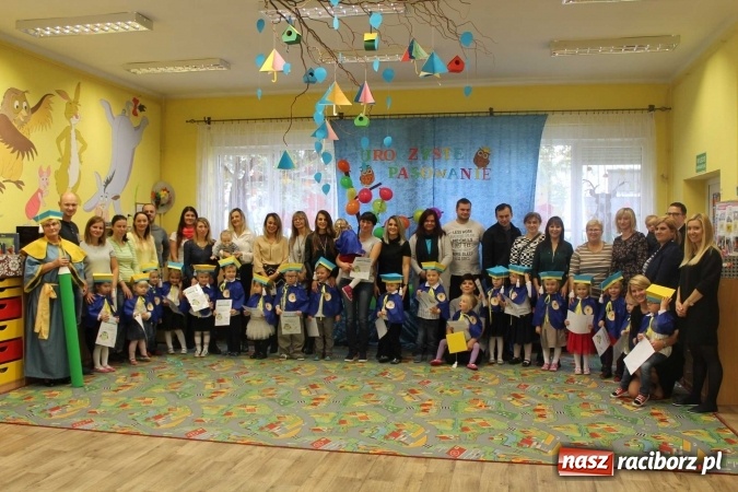 Zdjęcie w galerii na portalu naszraciborz.pl: Uroczyste pasowanie w Przedszkolu im. Kubusia Puchatka w Raciborzu-Sudole wiadomości z regionu