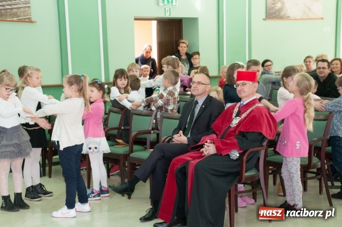 Zdjęcie w galerii na portalu naszraciborz.pl: Uniwersytet Dziecięcy w Raciborzu zainaugurował nowy rok akademicki  wiadomości z regionu