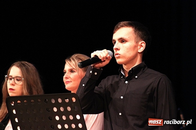 Zdjęcie w galerii na portalu naszraciborz.pl: W Raciborskim Centrum Kultury zaśpiewali dla św. Jana Pawła II wiadomości z regionu