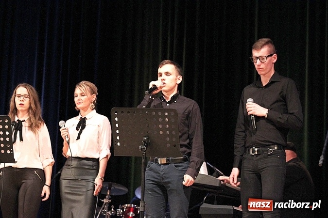 Zdjęcie w galerii na portalu naszraciborz.pl: W Raciborskim Centrum Kultury zaśpiewali dla św. Jana Pawła II wiadomości z regionu