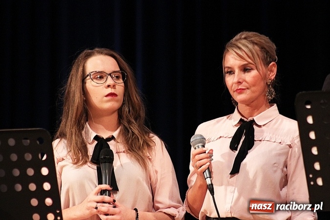 Zdjęcie w galerii na portalu naszraciborz.pl: W Raciborskim Centrum Kultury zaśpiewali dla św. Jana Pawła II wiadomości z regionu