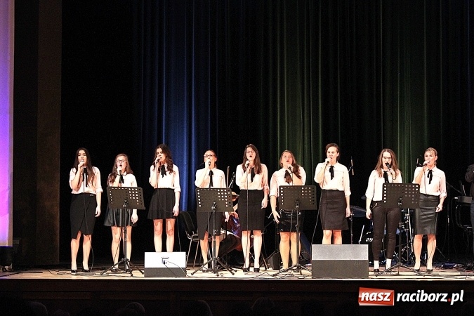 Zdjęcie w galerii na portalu naszraciborz.pl: W Raciborskim Centrum Kultury zaśpiewali dla św. Jana Pawła II wiadomości z regionu