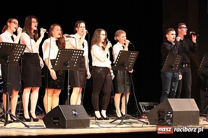 Zdjęcie w galerii na portalu naszraciborz.pl: W Raciborskim Centrum Kultury zaśpiewali dla św. Jana Pawła II wiadomości z regionu