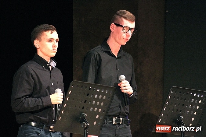 Zdjęcie w galerii na portalu naszraciborz.pl: W Raciborskim Centrum Kultury zaśpiewali dla św. Jana Pawła II wiadomości z regionu