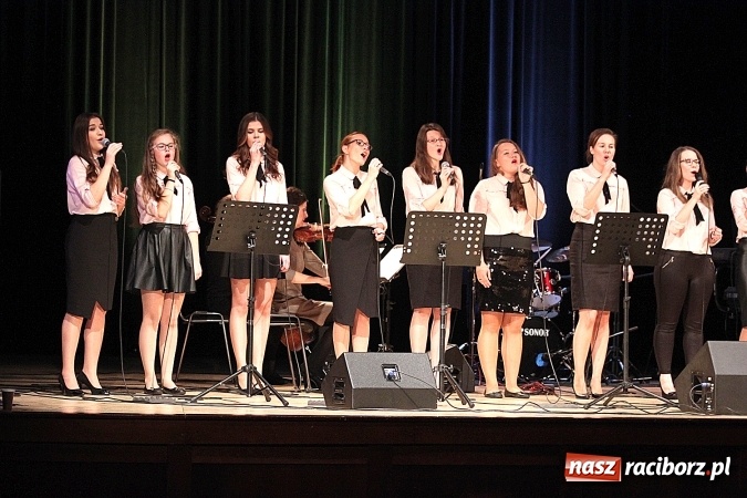 Zdjęcie w galerii na portalu naszraciborz.pl: W Raciborskim Centrum Kultury zaśpiewali dla św. Jana Pawła II wiadomości z regionu
