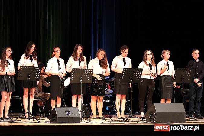 Zdjęcie w galerii na portalu naszraciborz.pl: W Raciborskim Centrum Kultury zaśpiewali dla św. Jana Pawła II wiadomości z regionu