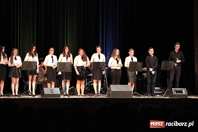 Zdjęcie w galerii na portalu naszraciborz.pl: W Raciborskim Centrum Kultury zaśpiewali dla św. Jana Pawła II wiadomości z regionu